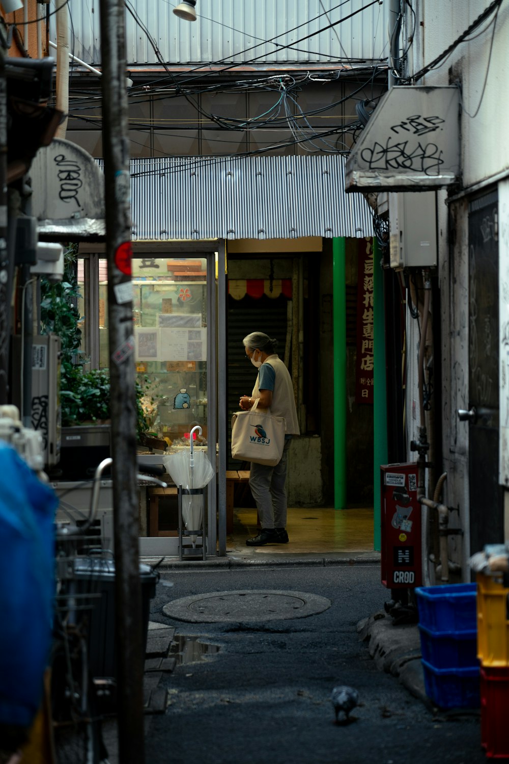 ein Mann, der eine Straße entlang geht und eine Tasche hält