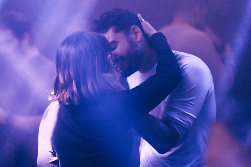 Pareja de pie juntos