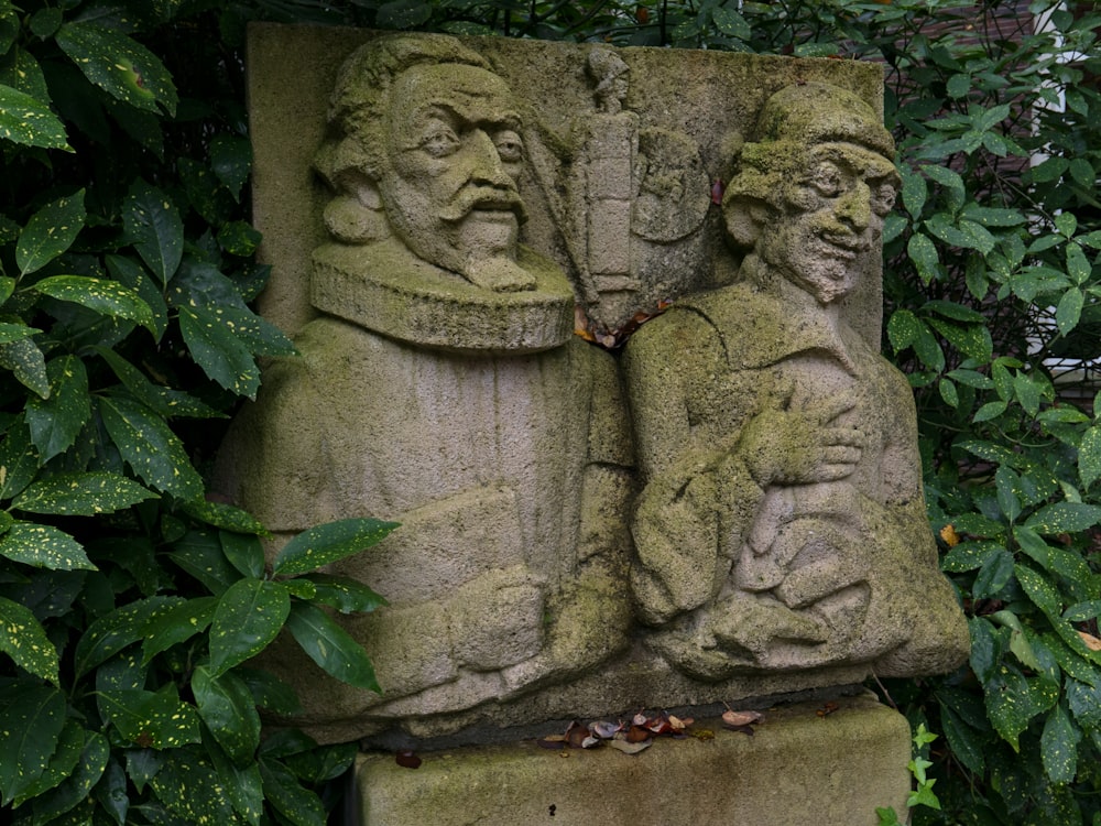 uma estátua de dois homens sentados um ao lado do outro