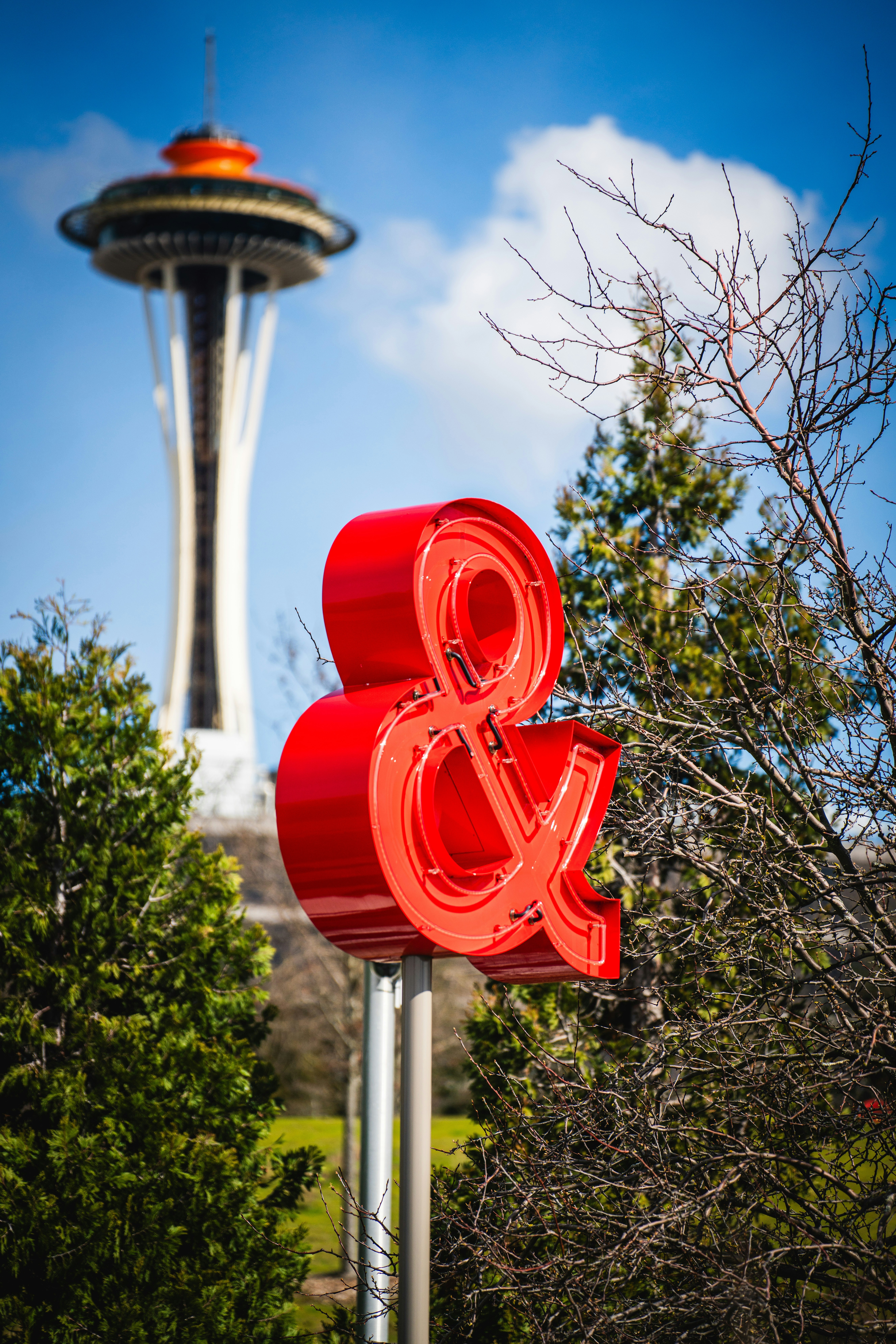 Un gran letrero rojo de amplificador sentado frente a un edificio alto
