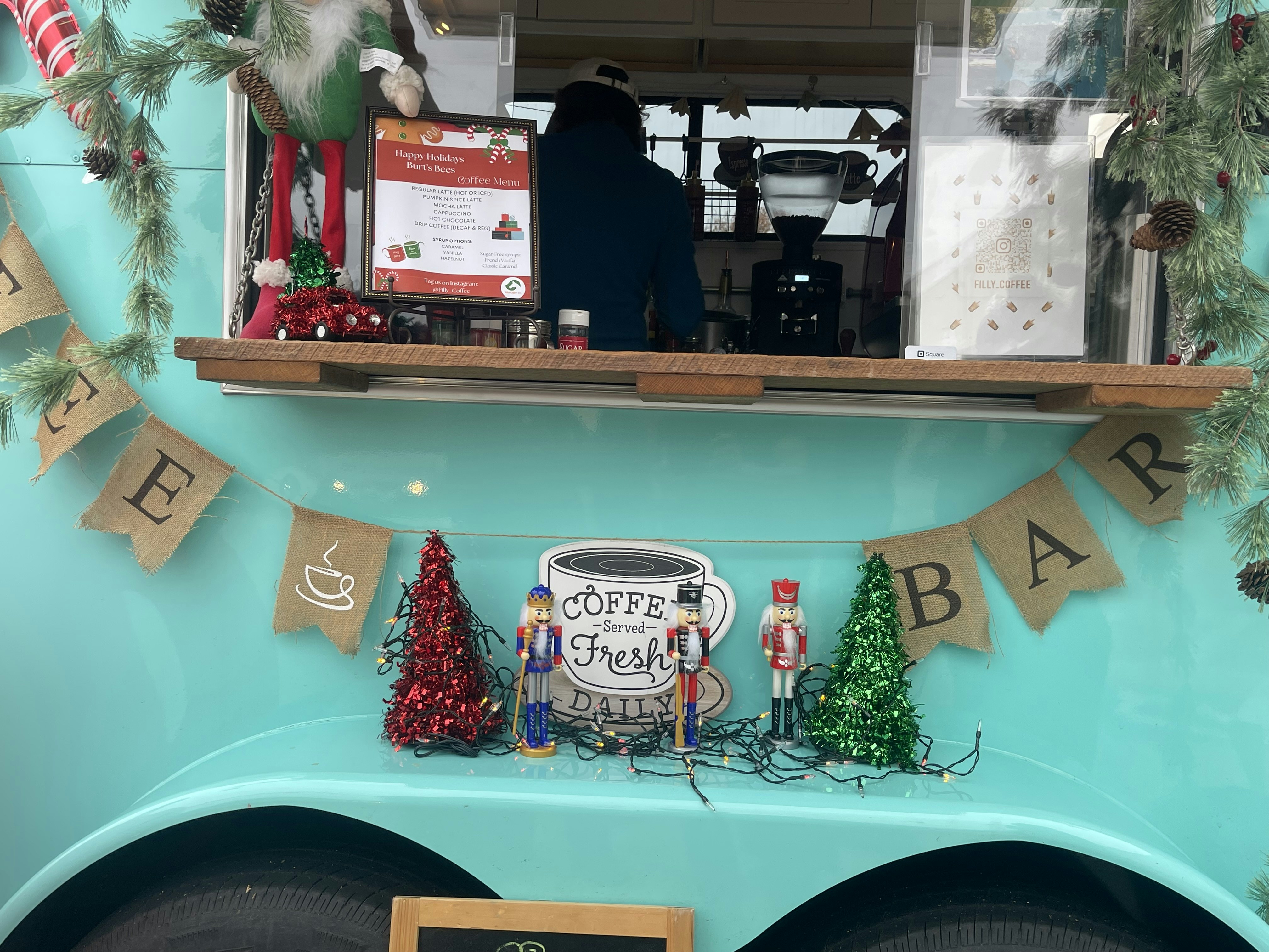 Un camion de café décoré pour Noël avec des décorations
