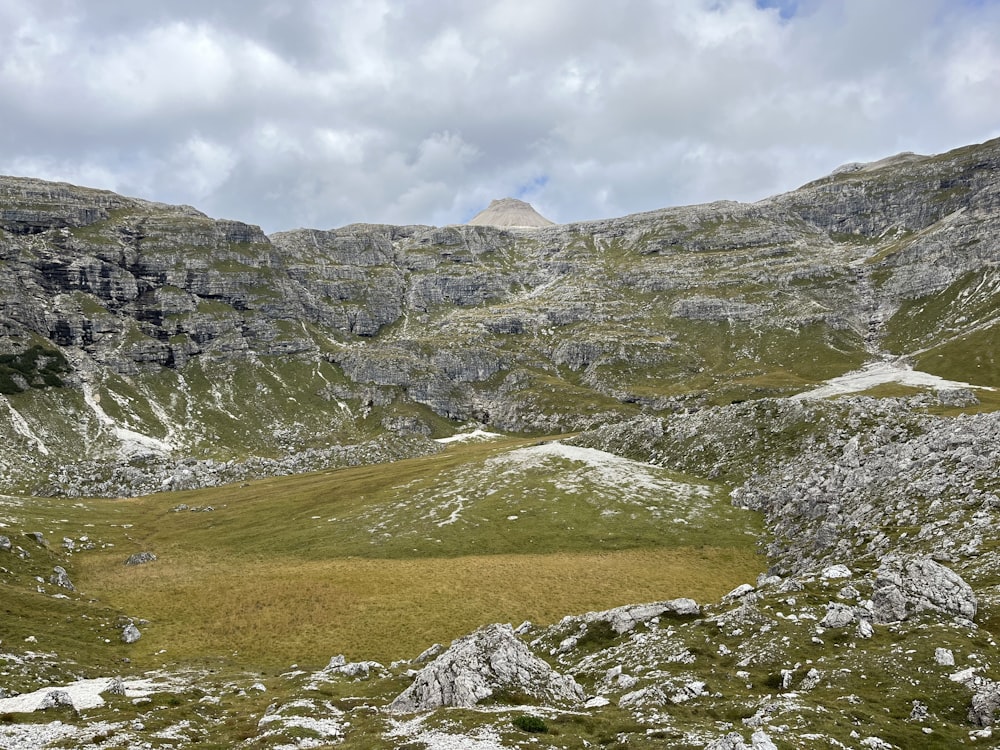 una cadena montañosa con hierba y rocas en primer plano