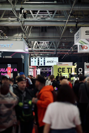 Photo d'un événement de vente Ocaz avec des produits exposés et des visiteurs engagés.