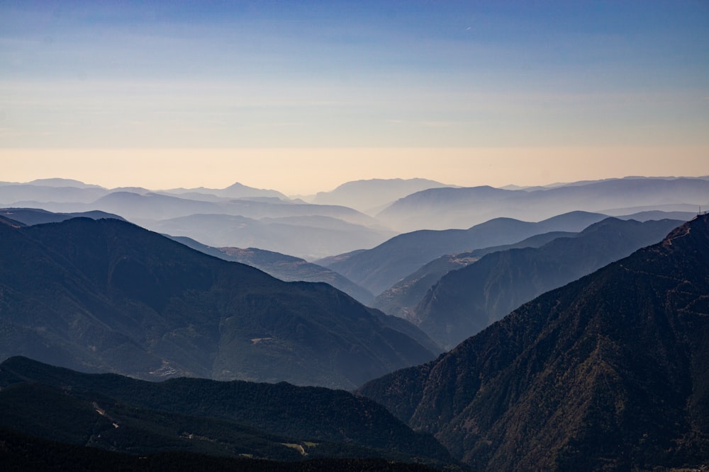 uma vista das montanhas de um ponto de vista alto