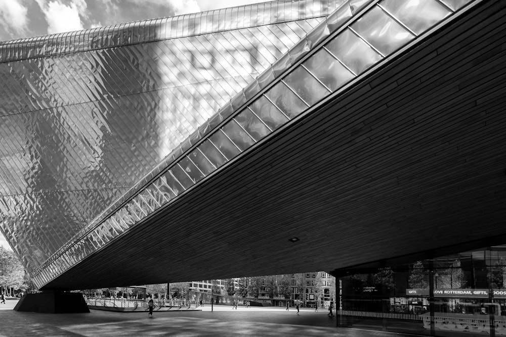 a black and white photo of a building