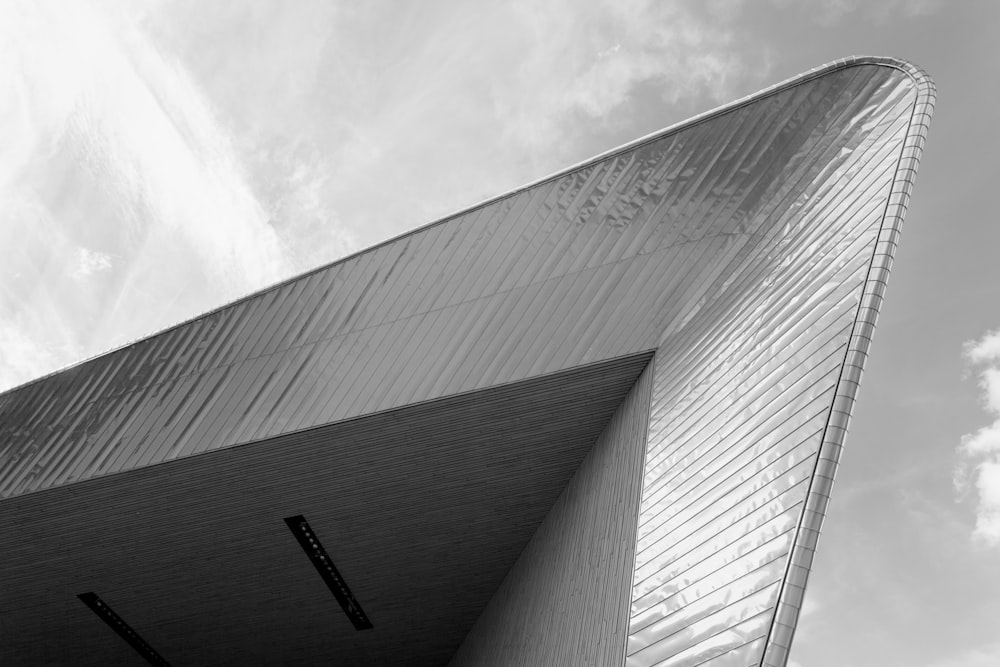 ein Schwarz-Weiß-Foto eines Gebäudes