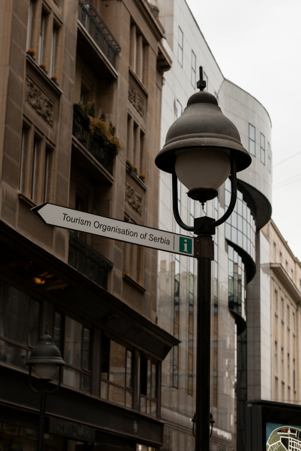 un poste de luz con un letrero de la calle