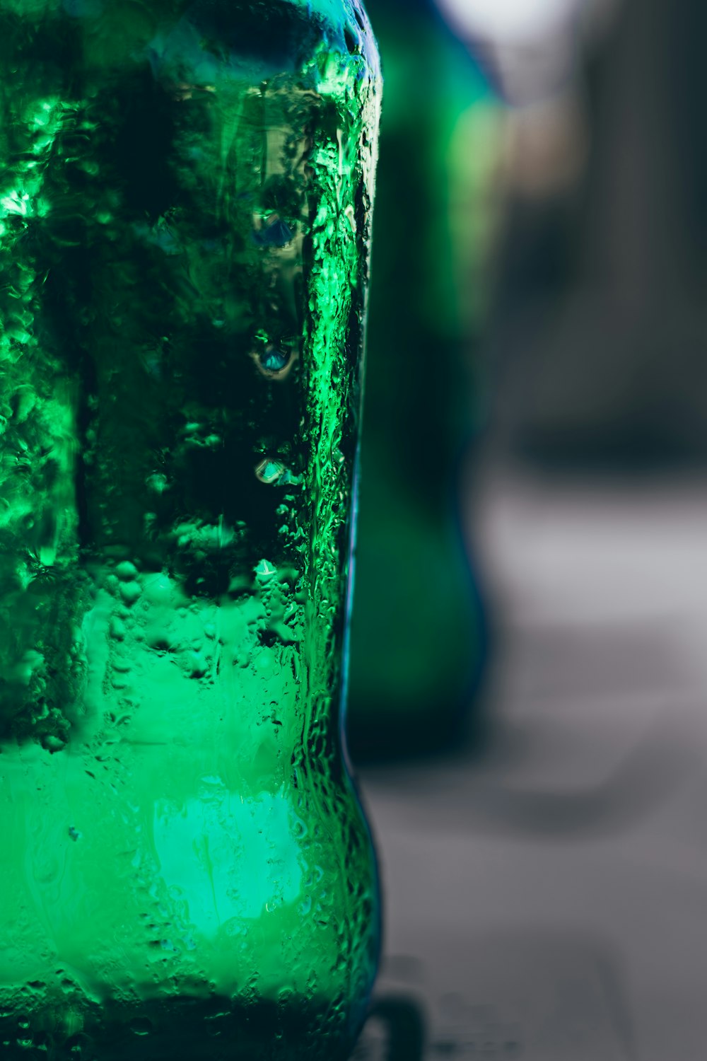 Un primer plano de una botella de refresco verde