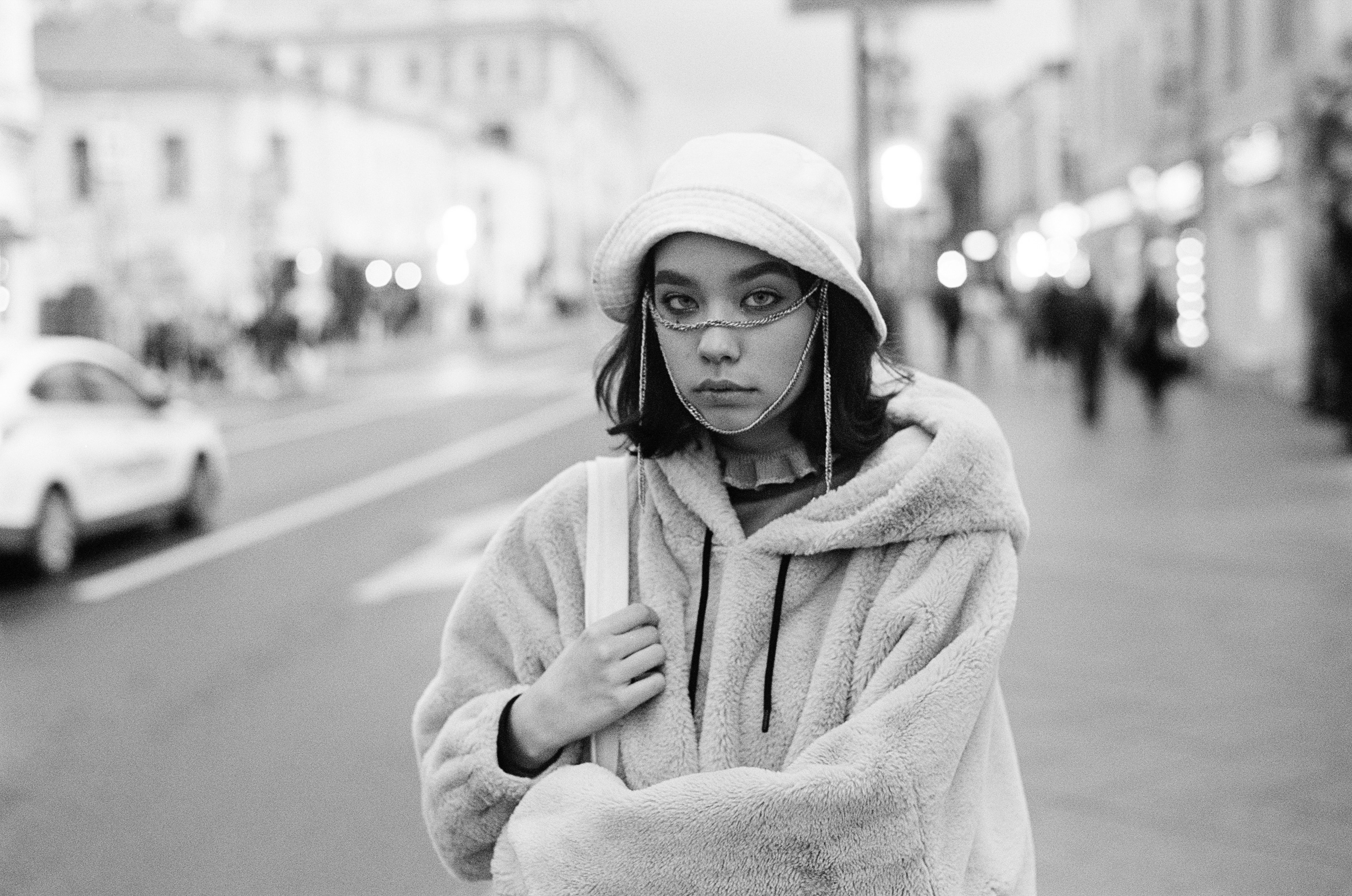 Una foto en blanco y negro de una mujer con un abrigo de piel