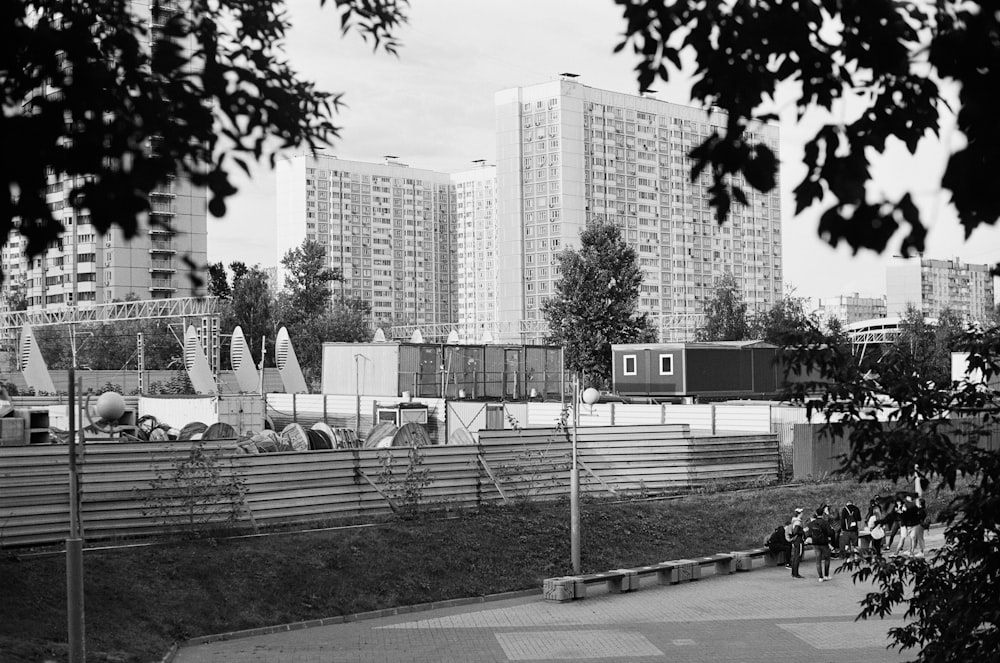 une photo en noir et blanc d’une ville avec de grands immeubles