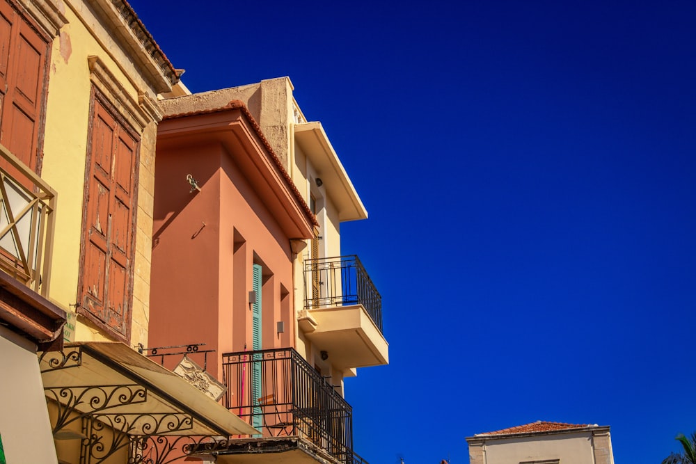 una fila di palazzi con balconi e balconi