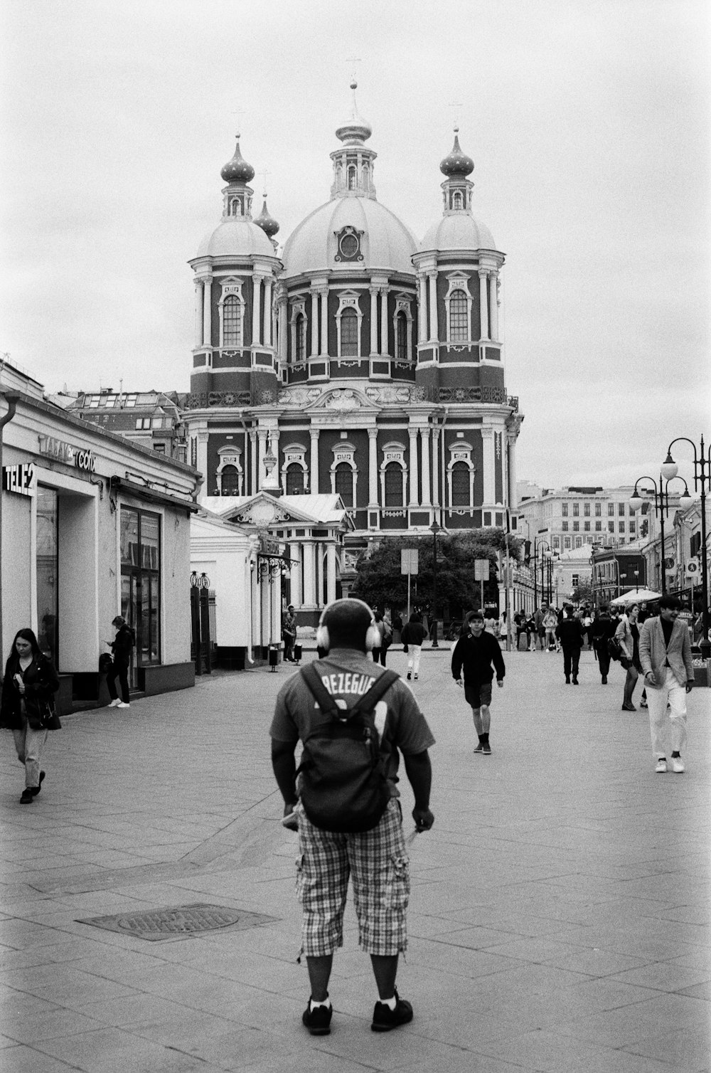 une photo en noir et blanc d’un homme avec un sac à dos