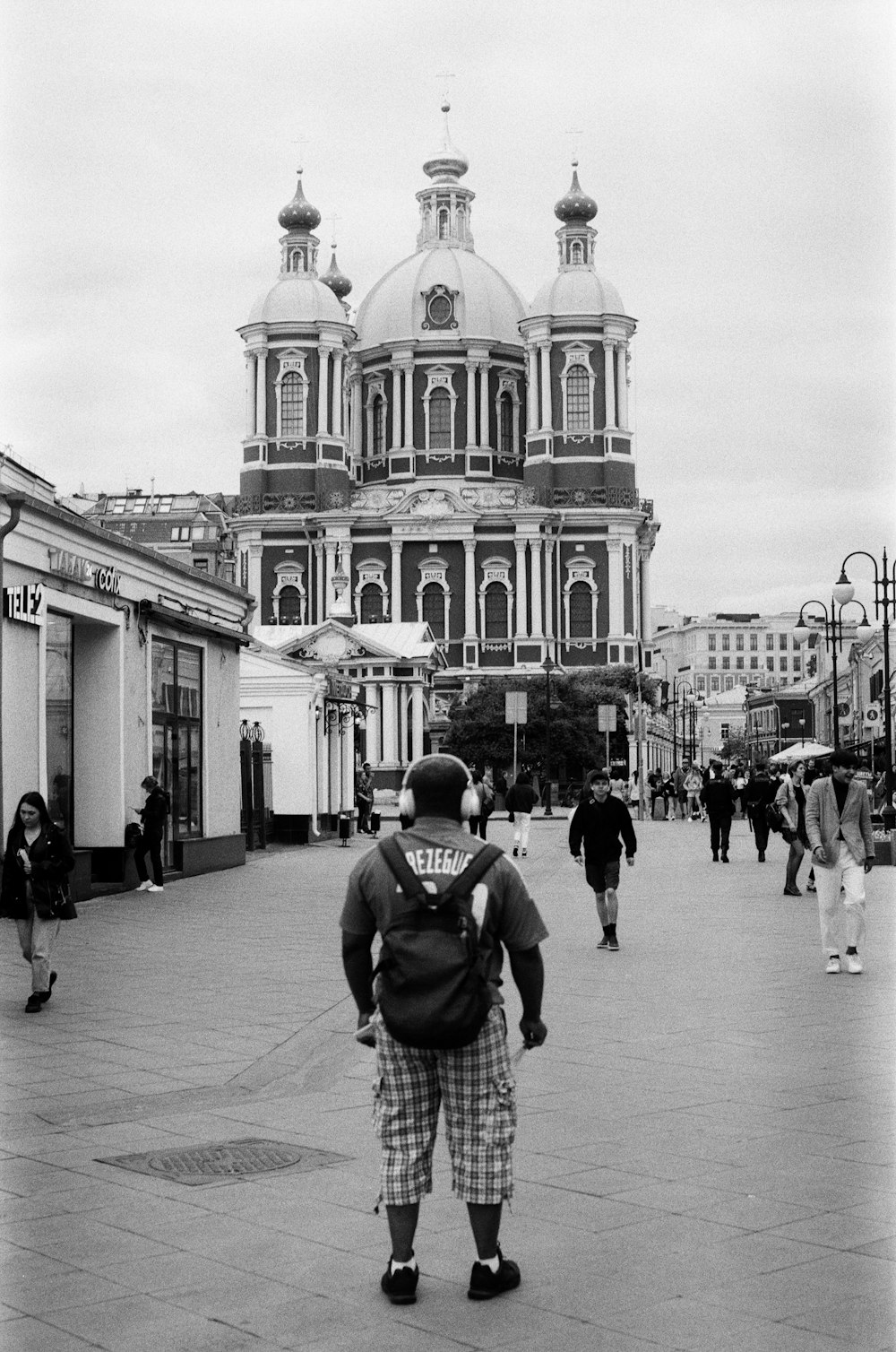 ein Schwarz-Weiß-Foto eines Mannes mit Rucksack