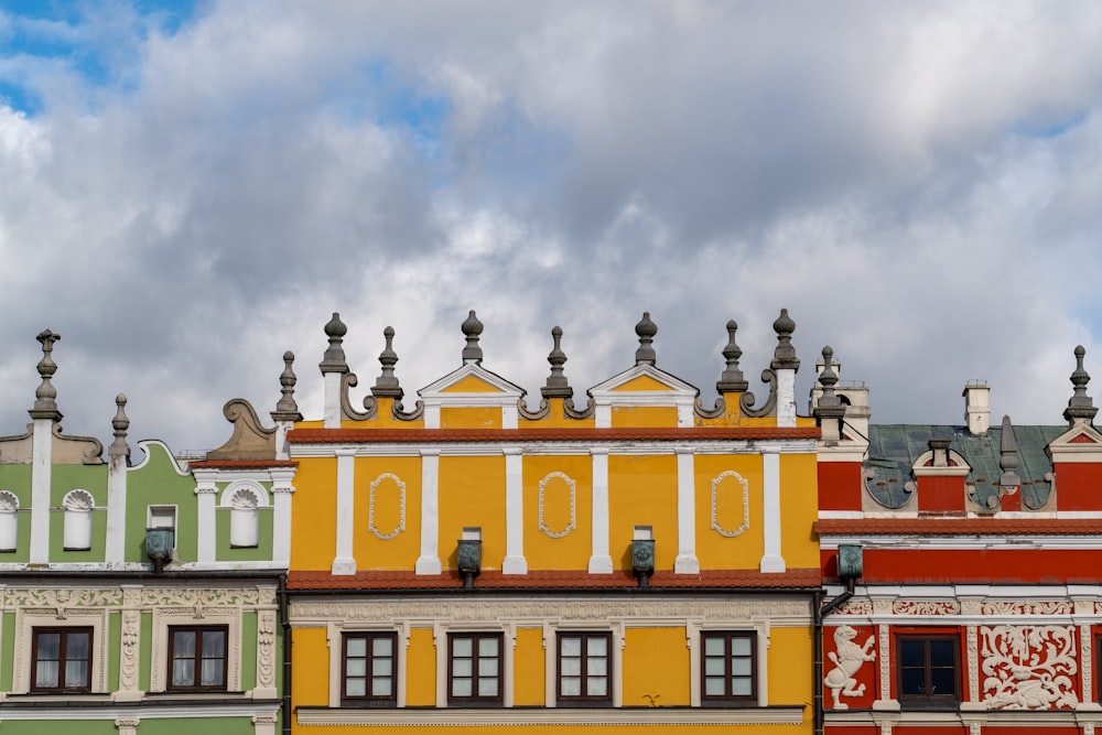 una hilera de edificios multicolores en un día nublado