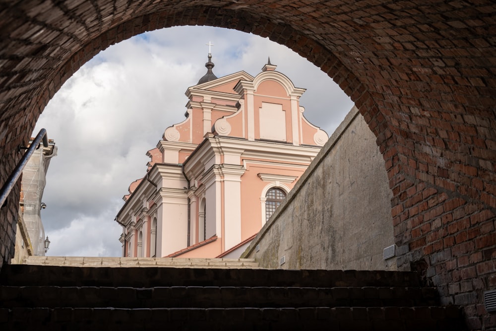 Una vista de un edificio a través de un arco