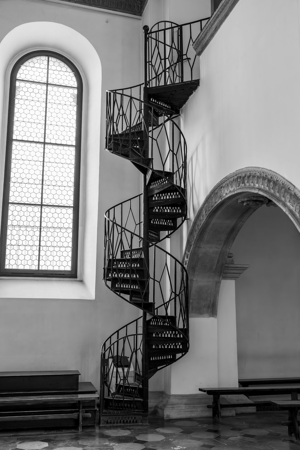 Una foto en blanco y negro de una escalera de caracol