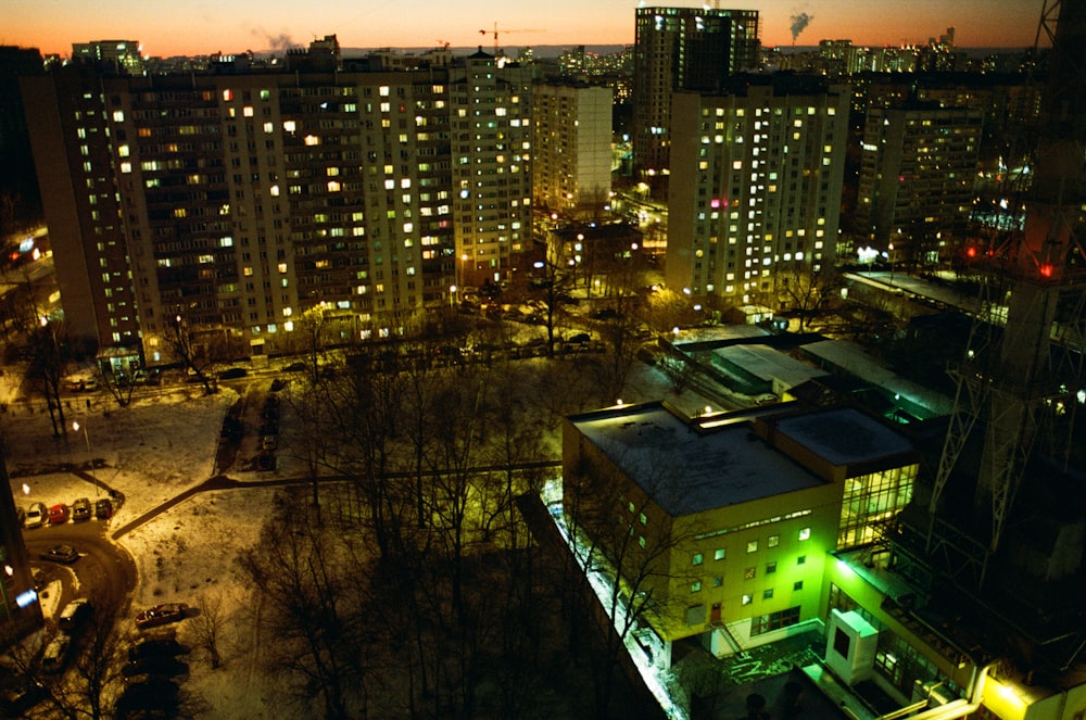 Una veduta di una città di notte dalla cima di un edificio