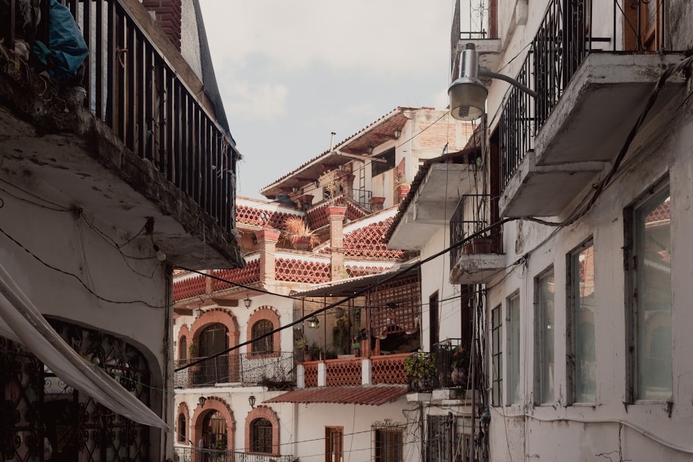 a narrow alley way with a building in the background