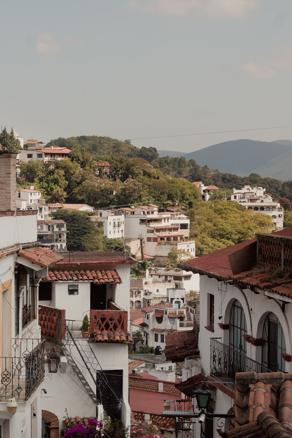 Una vista de una ciudad con edificios y colinas al fondo