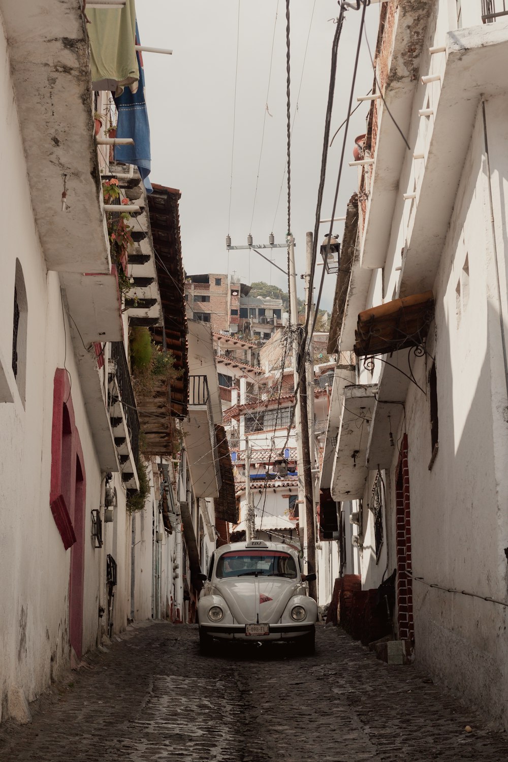 Un coche está aparcado en una calle empedrada