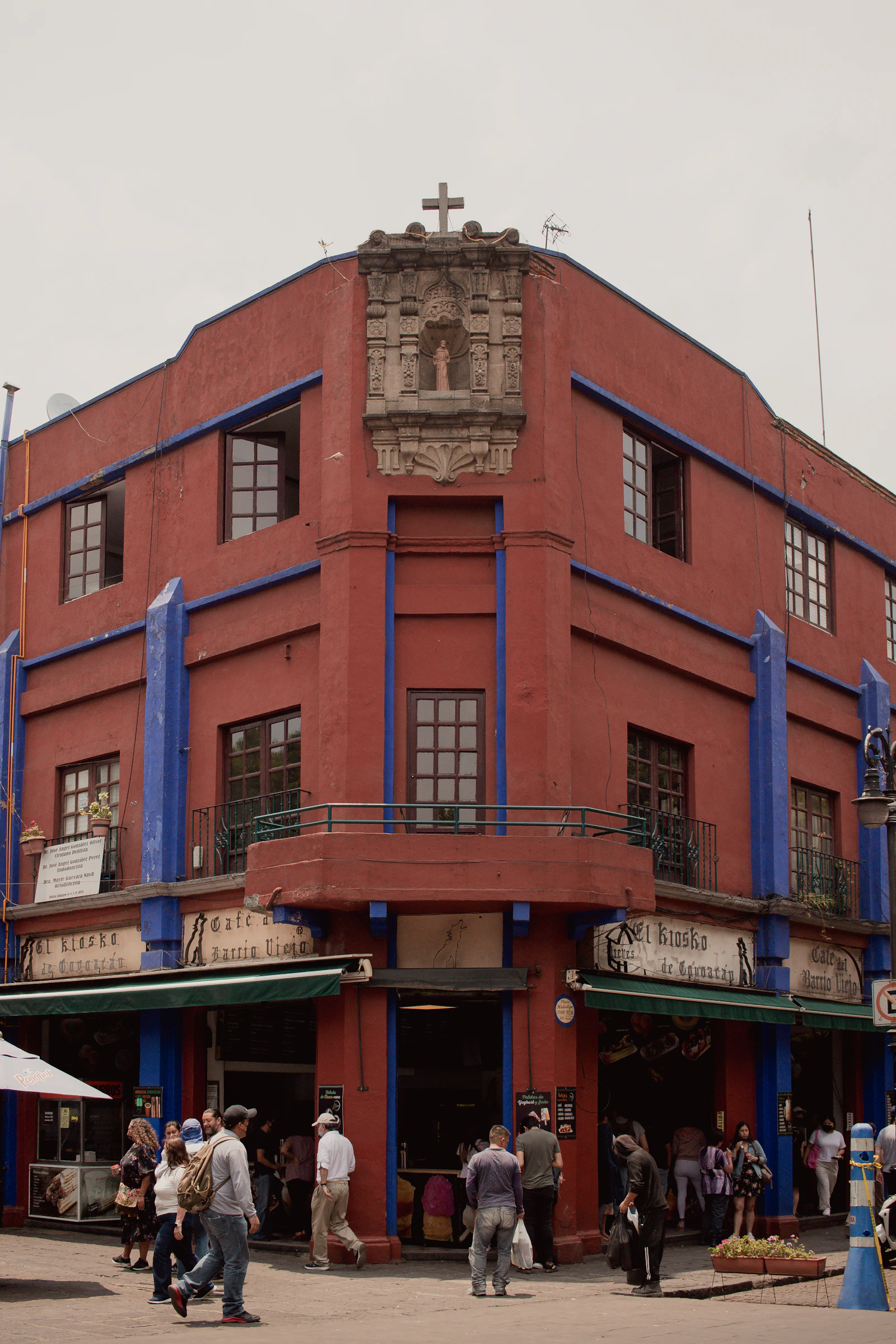 Personas frente a un edificio en Coyoacán