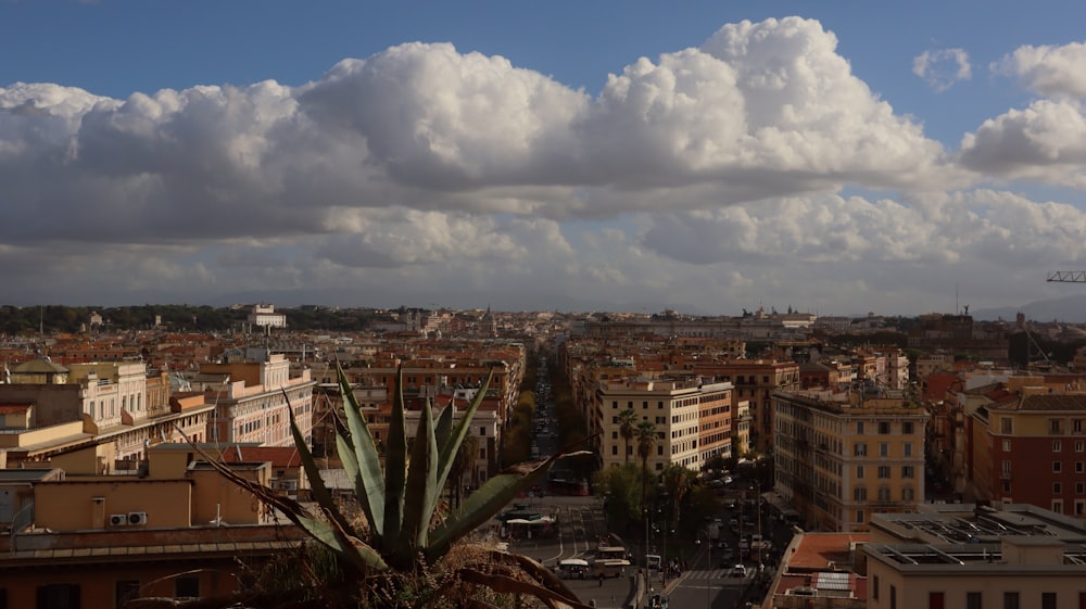 Una vista de una ciudad con nubes en el cielo