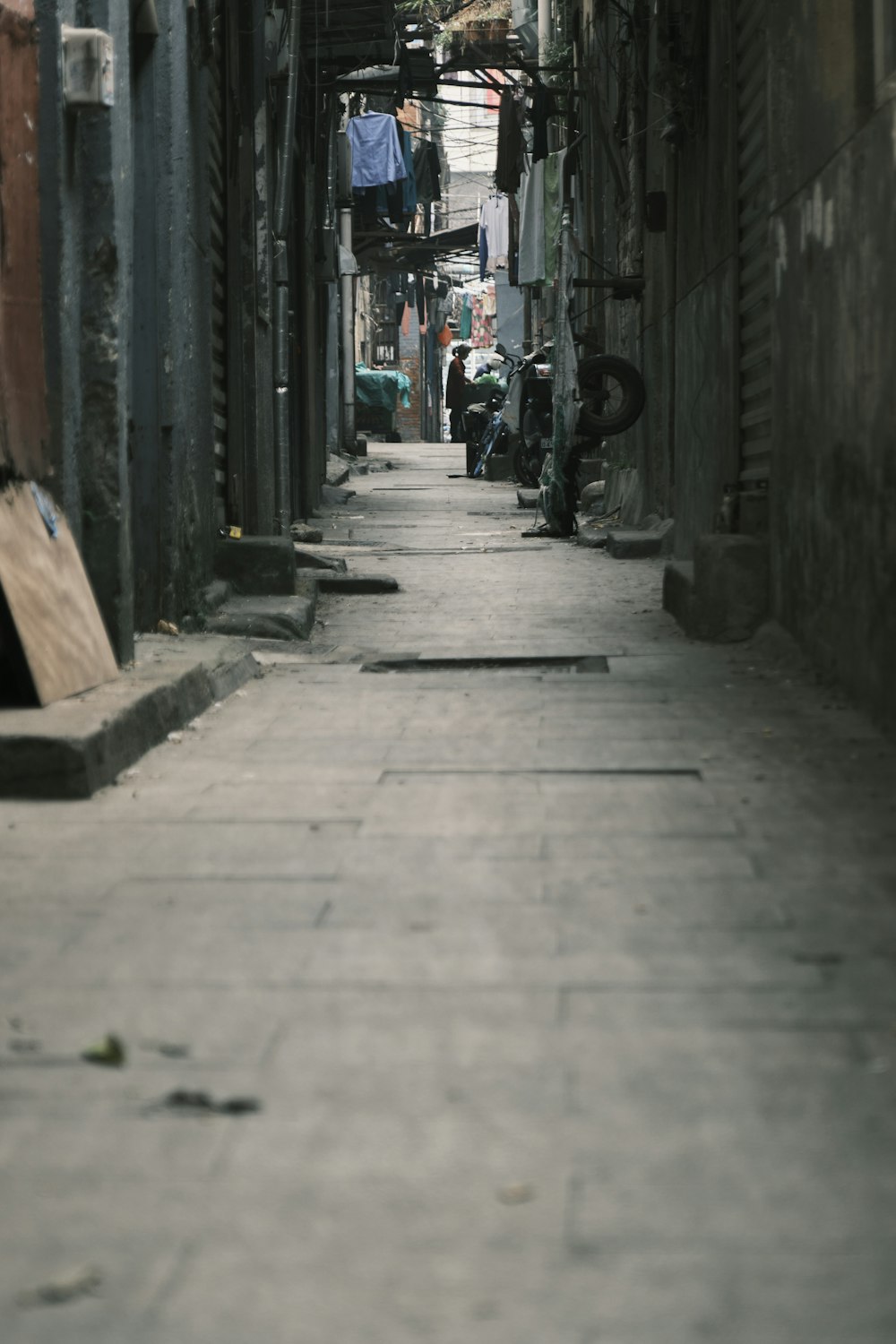 a narrow alley way with clothes hanging on the clothesline