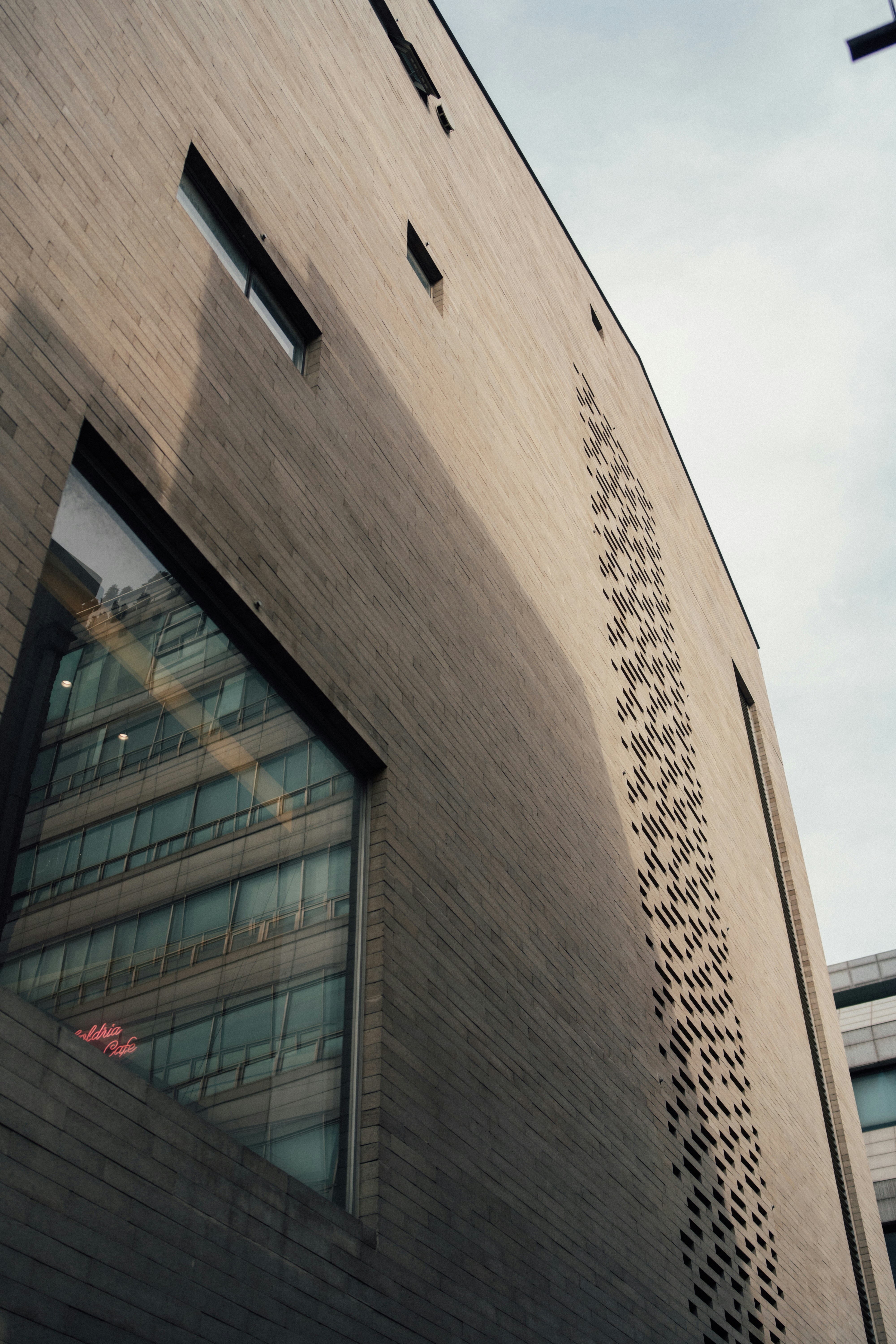 側面に時計がある高層ビル