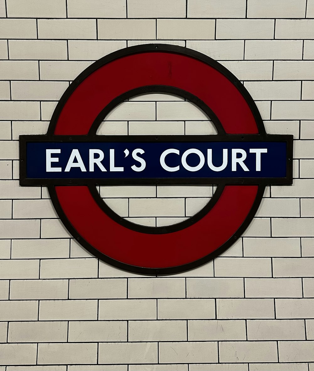 Un letrero en una pared que dice Earl's Court