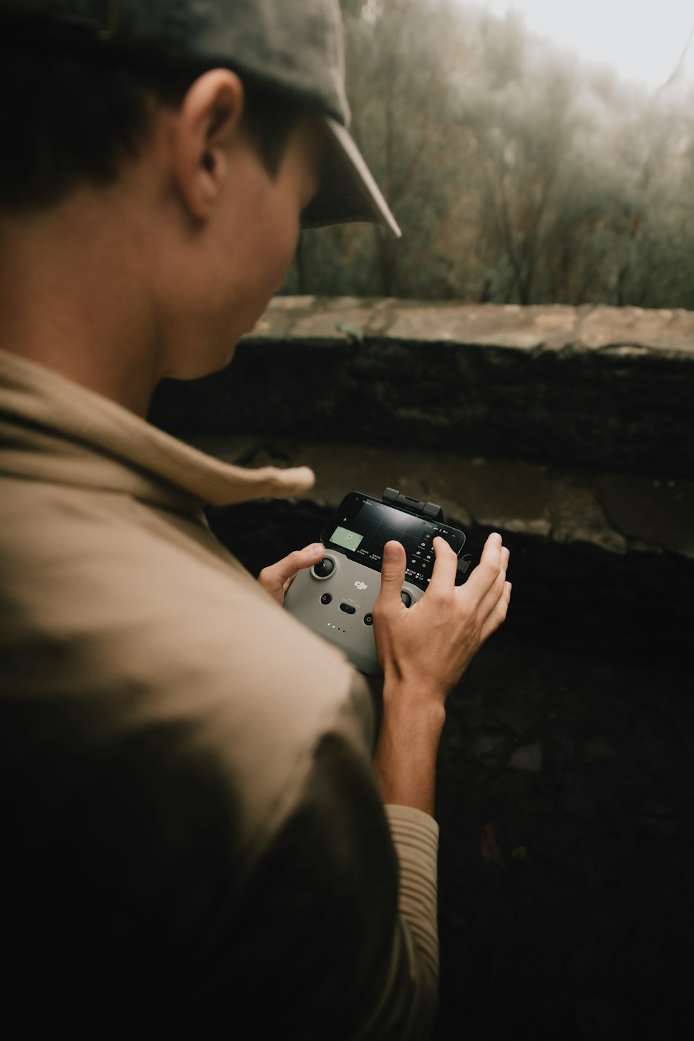 Un homme tenant un appareil photo dans ses mains