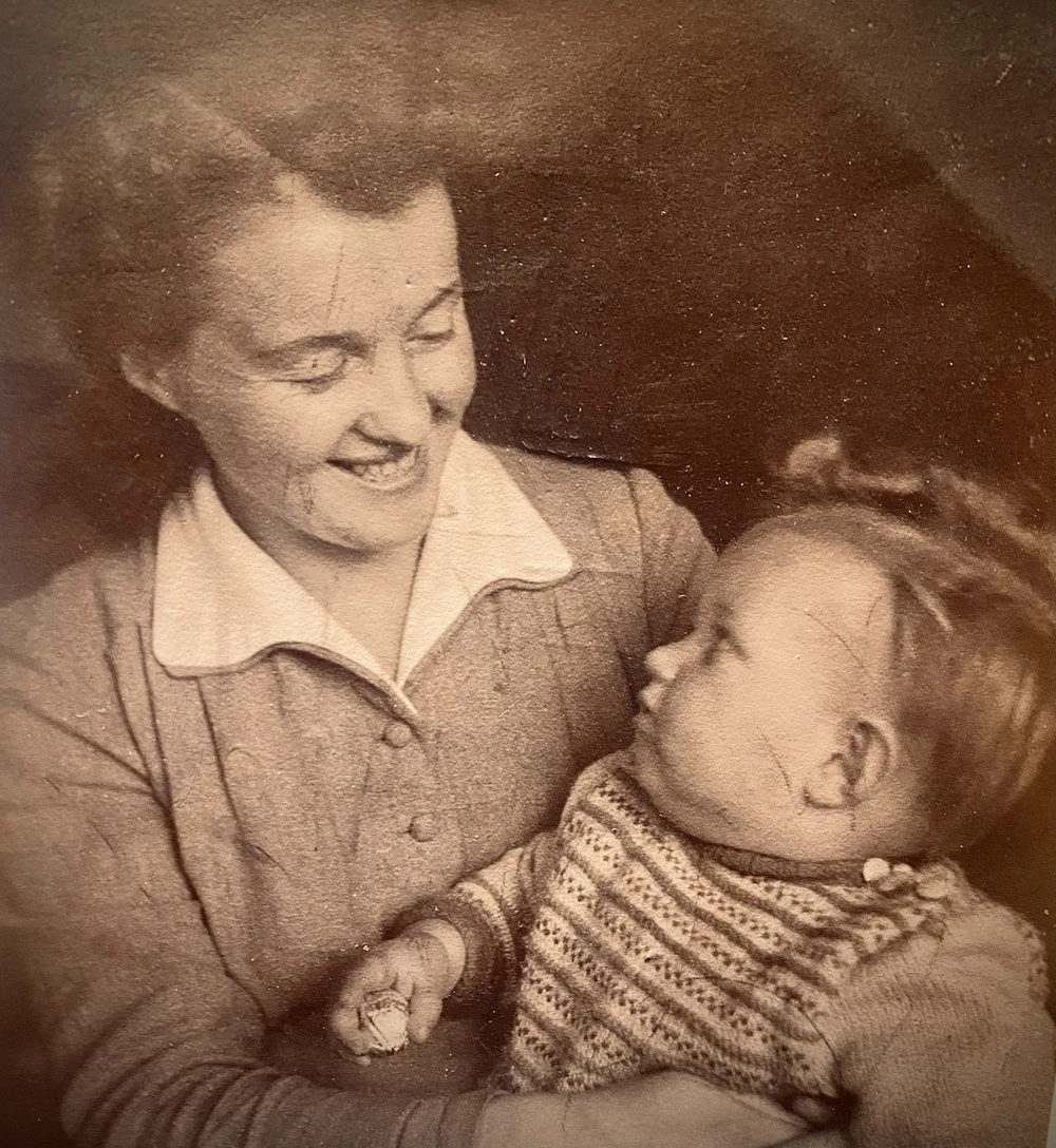 Vieille photo sépia d'une jeune femme tenant un bébé