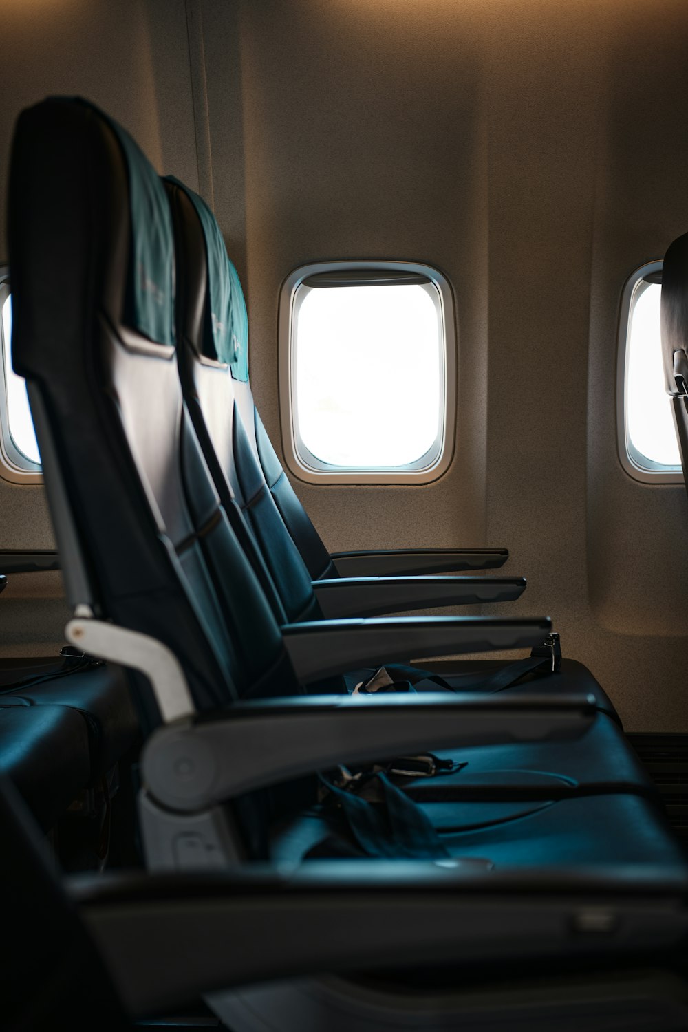 una fila de asientos vacíos en un avión