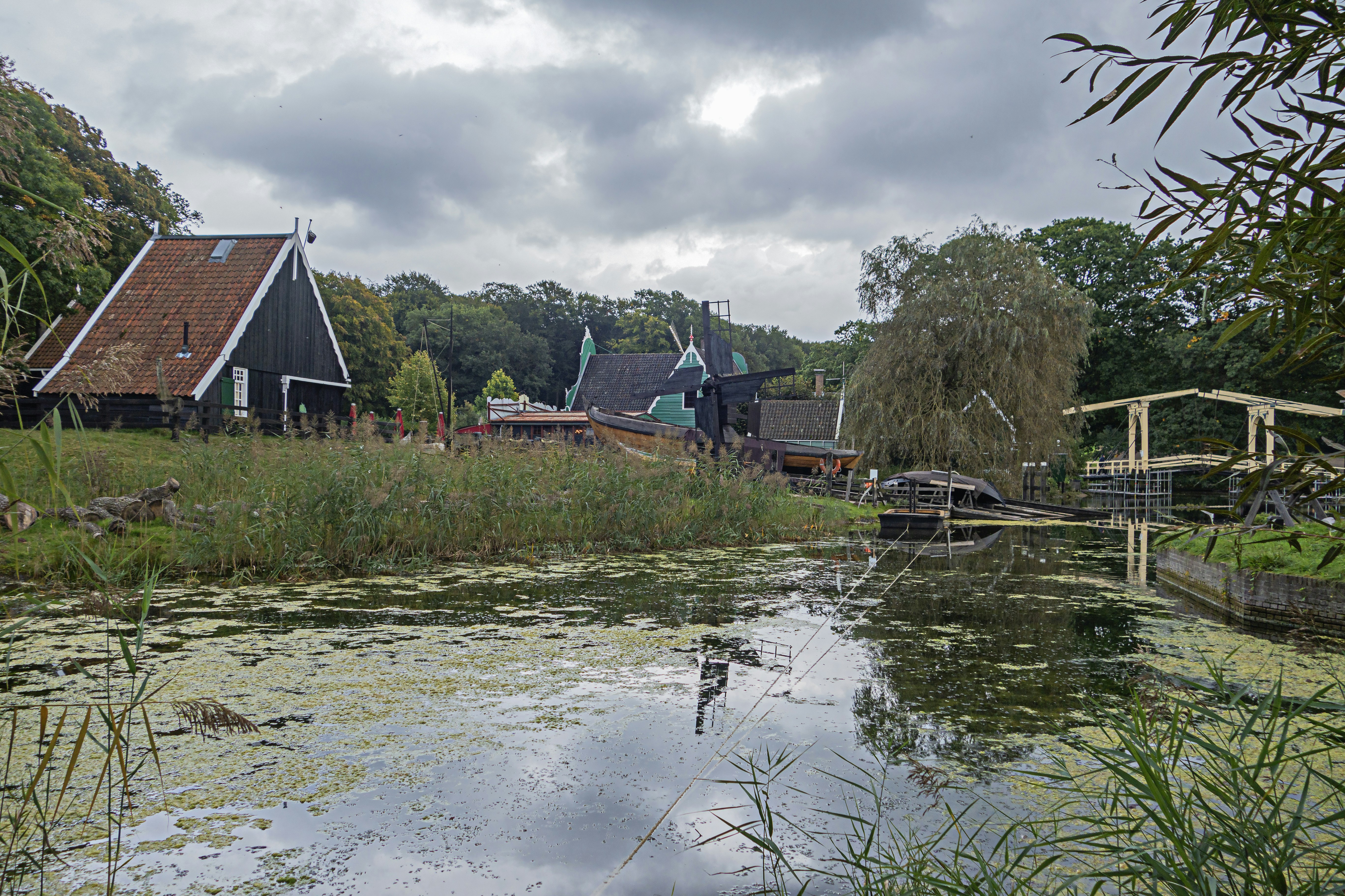 Historische Nederlandse stad met grachten en traditionele architectuur