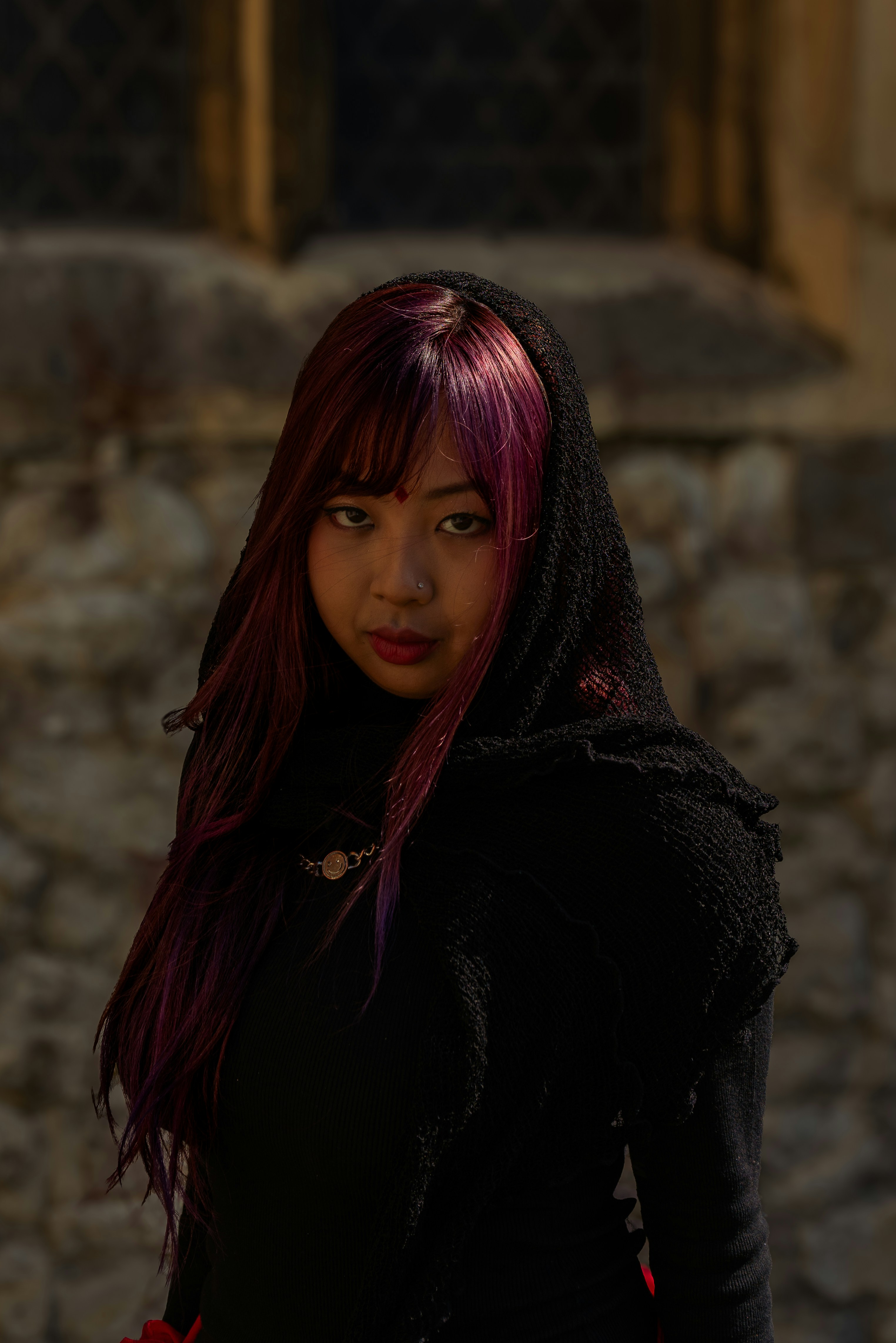 Seorang wanita dengan rambut merah dan hoodie hitam
