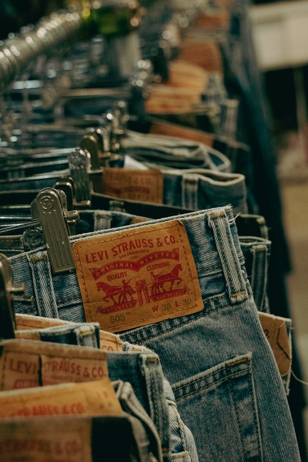 una fila de jeans que están sentados en un perchero