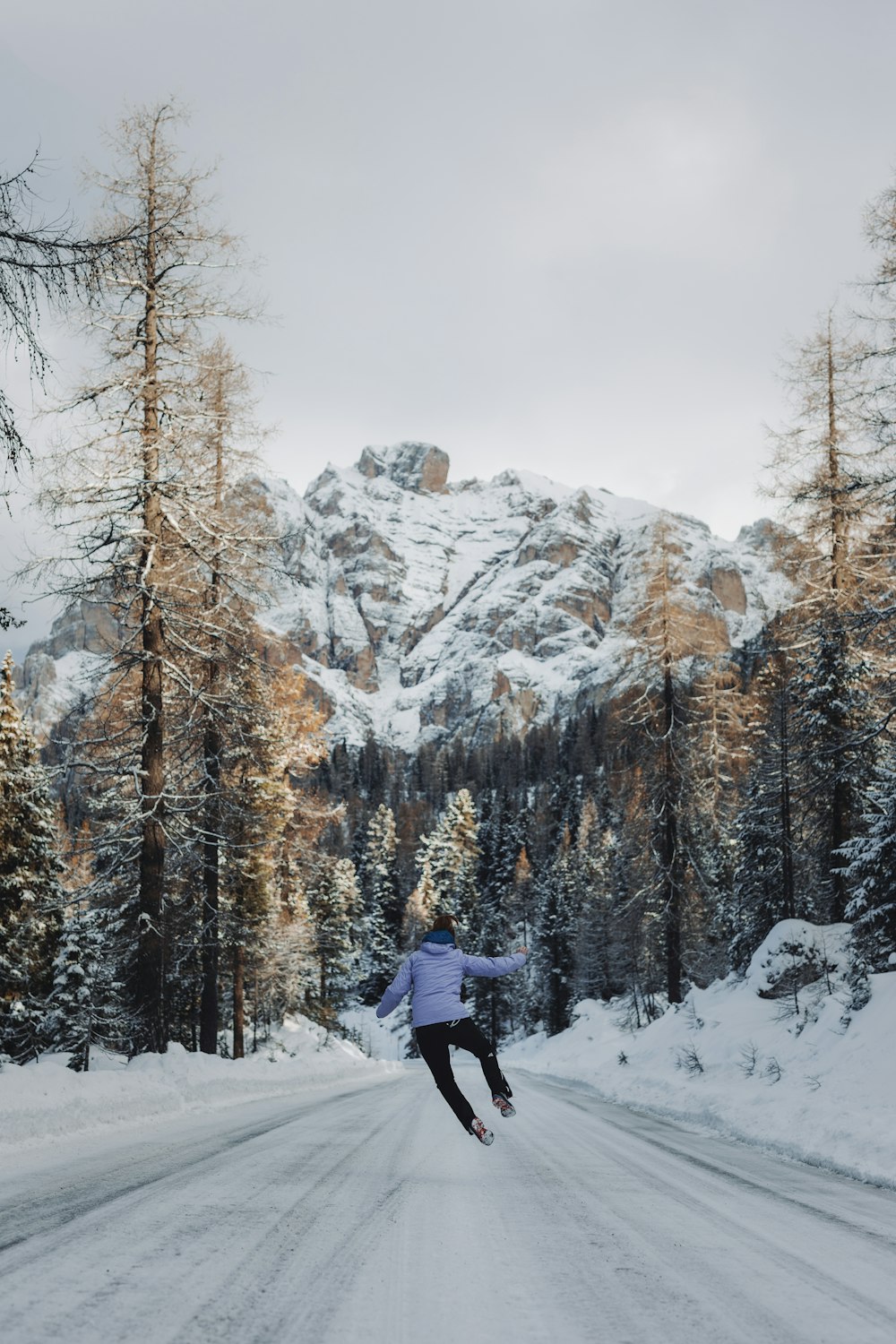 uma pessoa está esquiando por uma estrada nevada