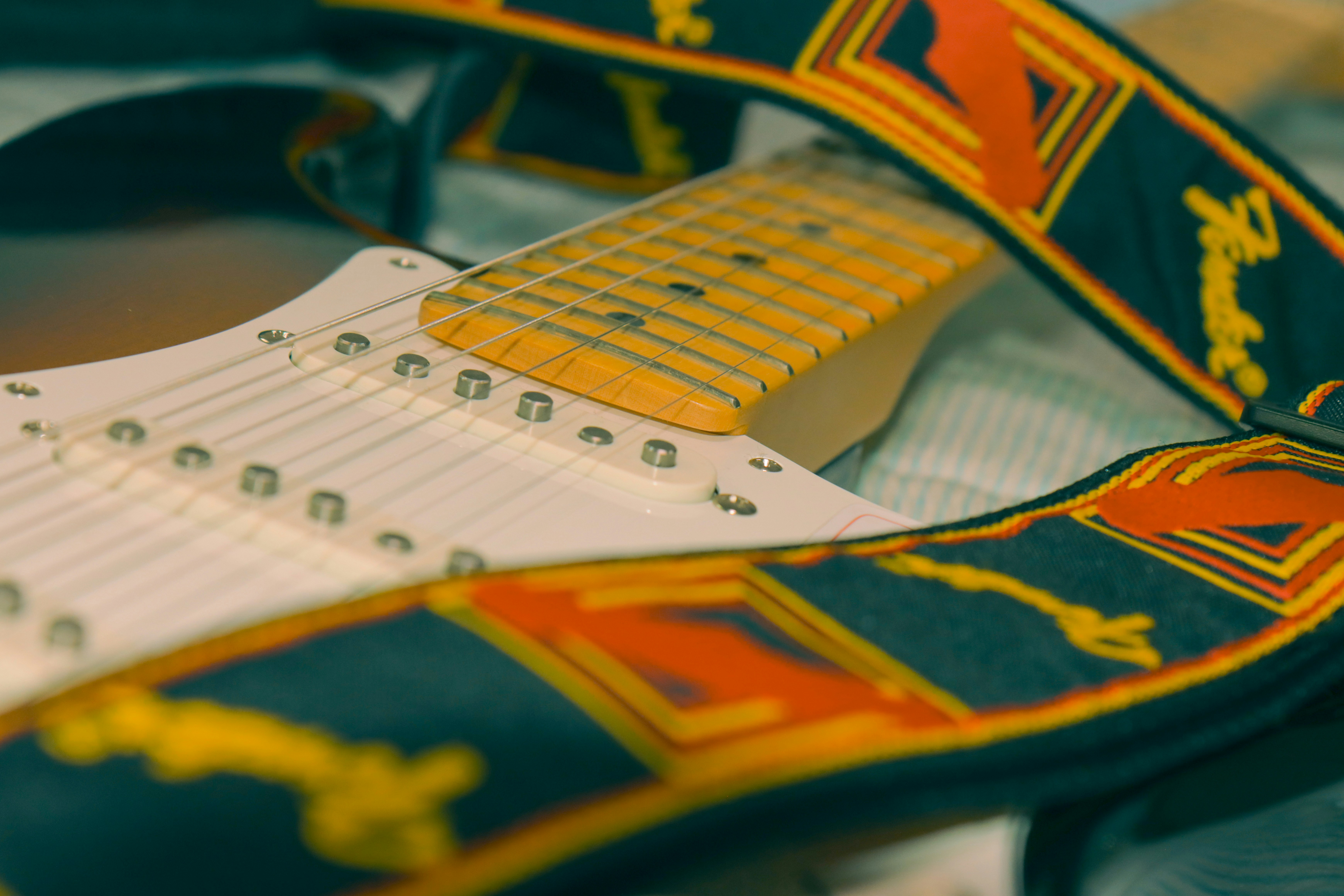 close-up tali gitar pada gitar
