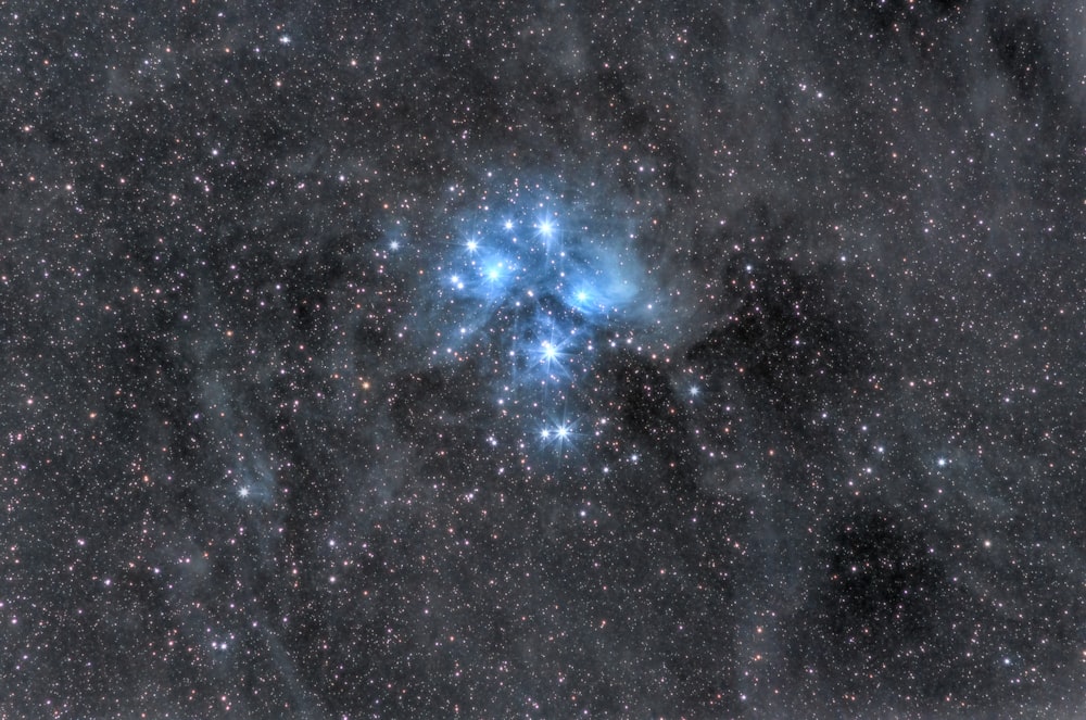 a star cluster in the middle of the night sky