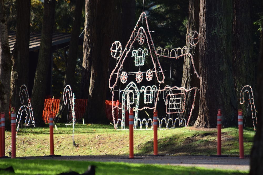 Uma casa feita de luzes de Natal em um parque