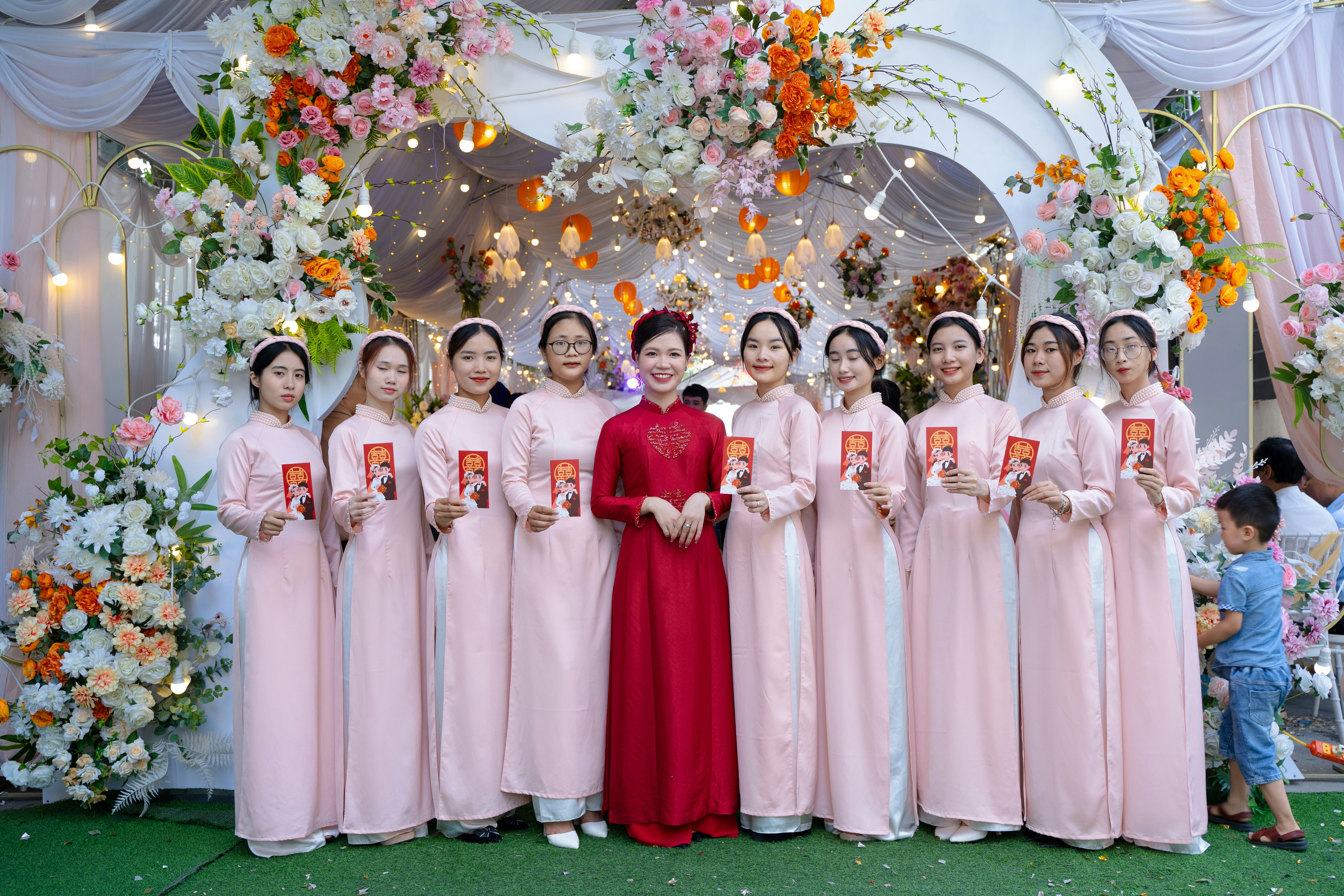 Bridesmaids diverse dresses, Wedding party color, Elegant mixed dresses, Bridesmaid bouquet lineup, ilustrasi artikel Stylish Bridesmaids: How to Perfectly Mix and Match Dresses 6