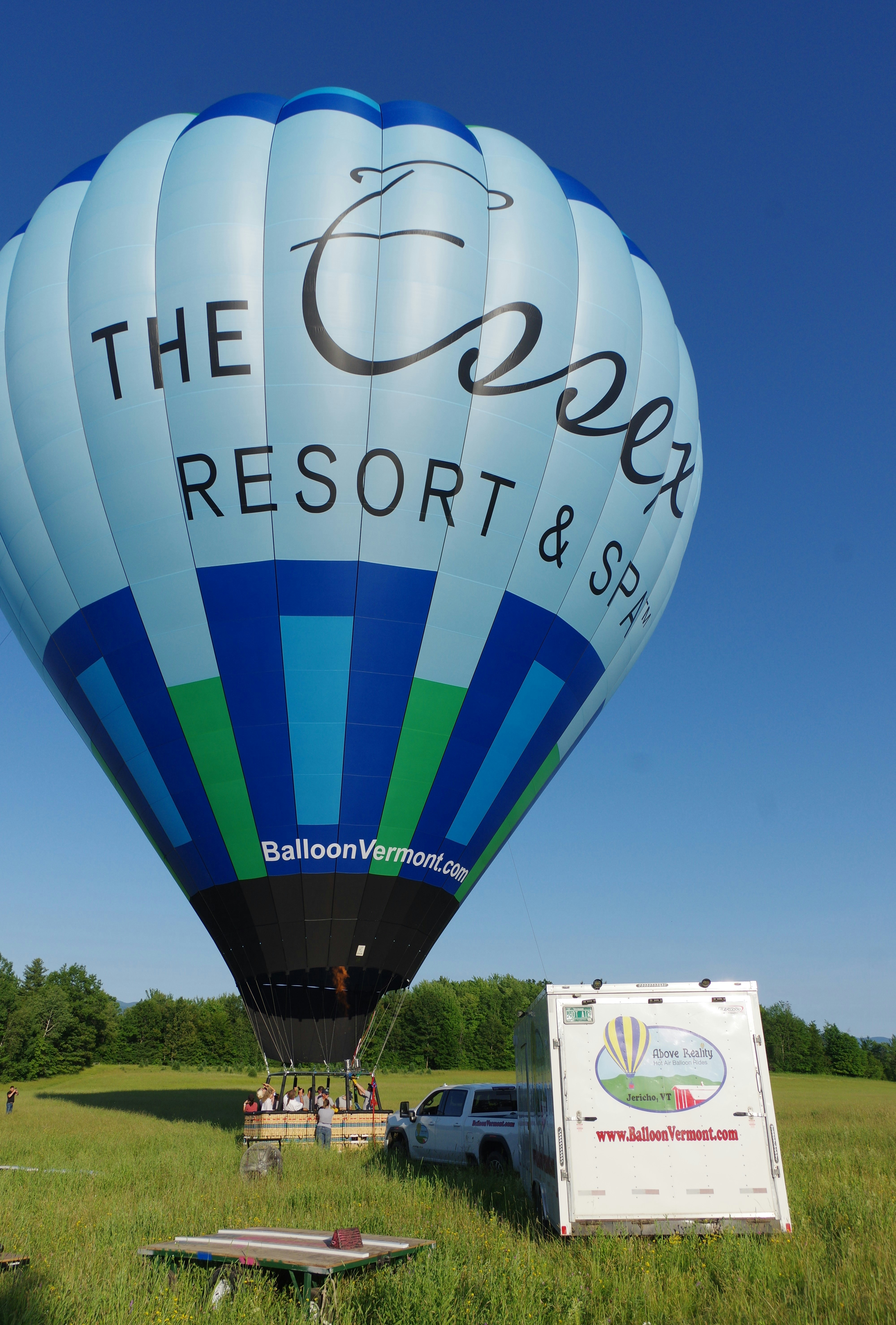 ein großer Heißluftballon mit der Aufschrift The Cove Resort and Spa
