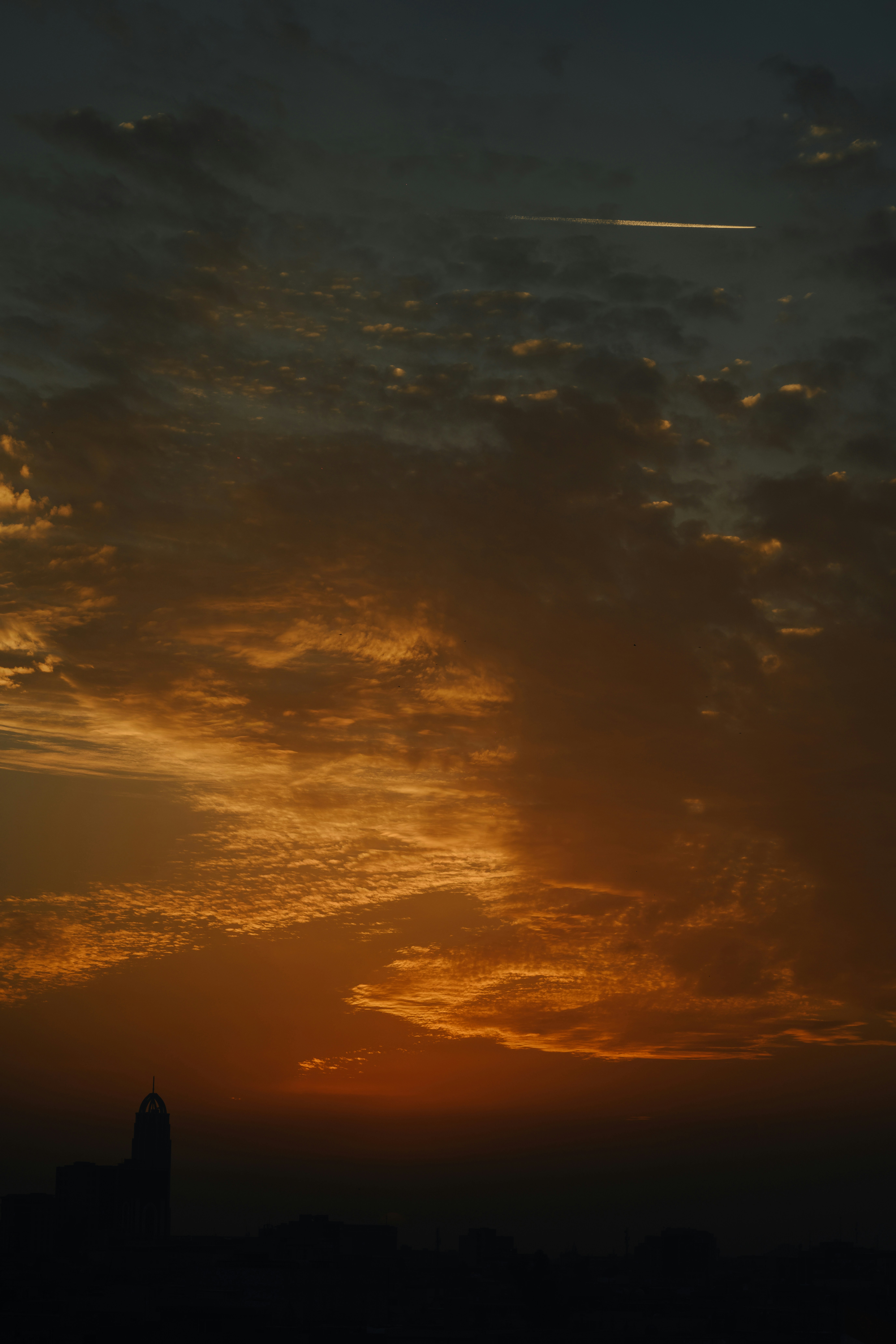 도시의 스카이라인 위로 해가 지고 있습니다