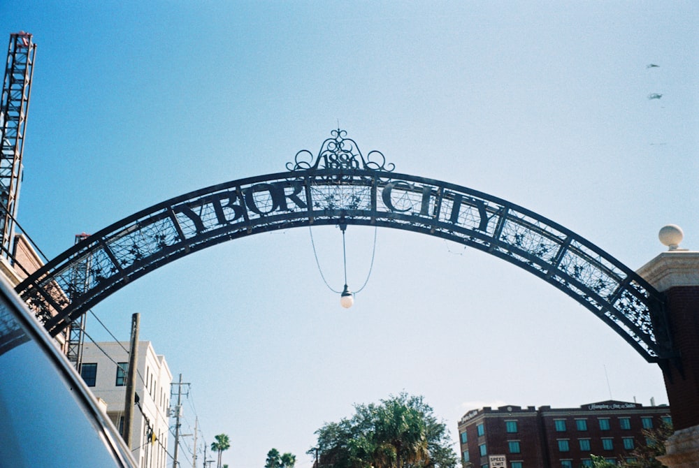 um grande arco de metal sobre uma rua da cidade