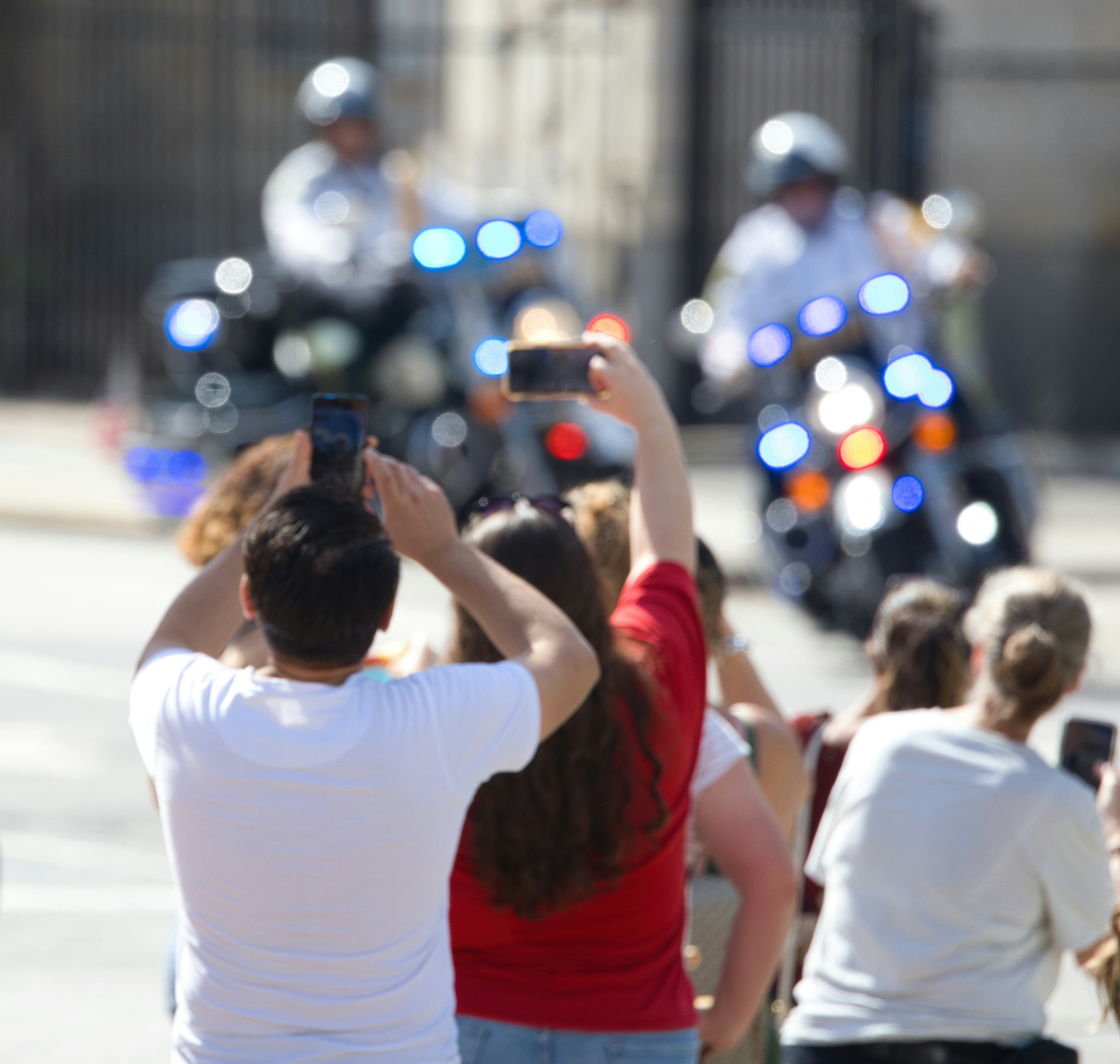 un groupe de personnes prenant des photos d’une moto