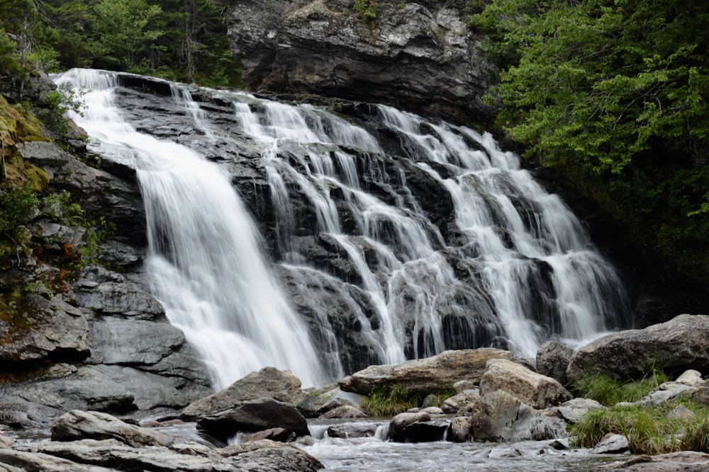 una grande cascata da cui esce molta acqua