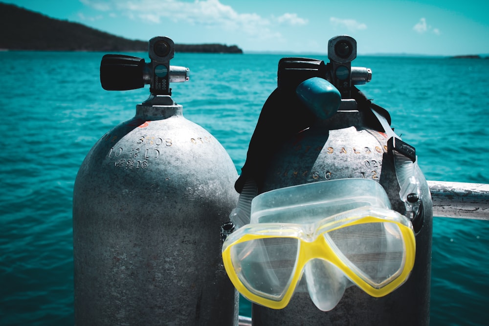 Un par de gafas de buceo colocadas encima de dos boyas