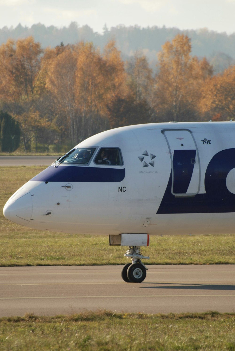 Un gran avión de pasajeros sentado en la parte superior de la pista de un aeropuerto