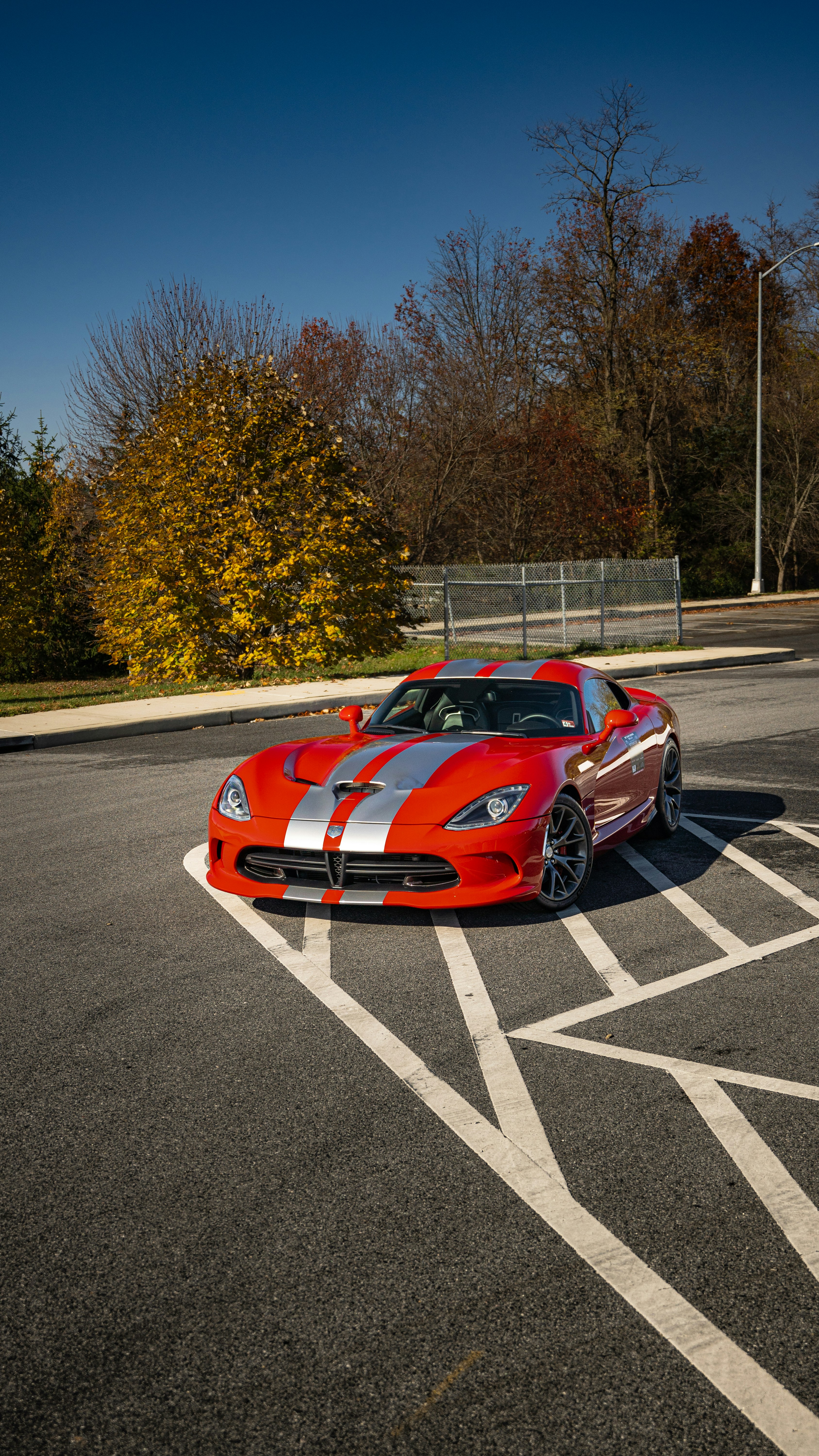 un'auto sportiva rossa parcheggiata in un parcheggio