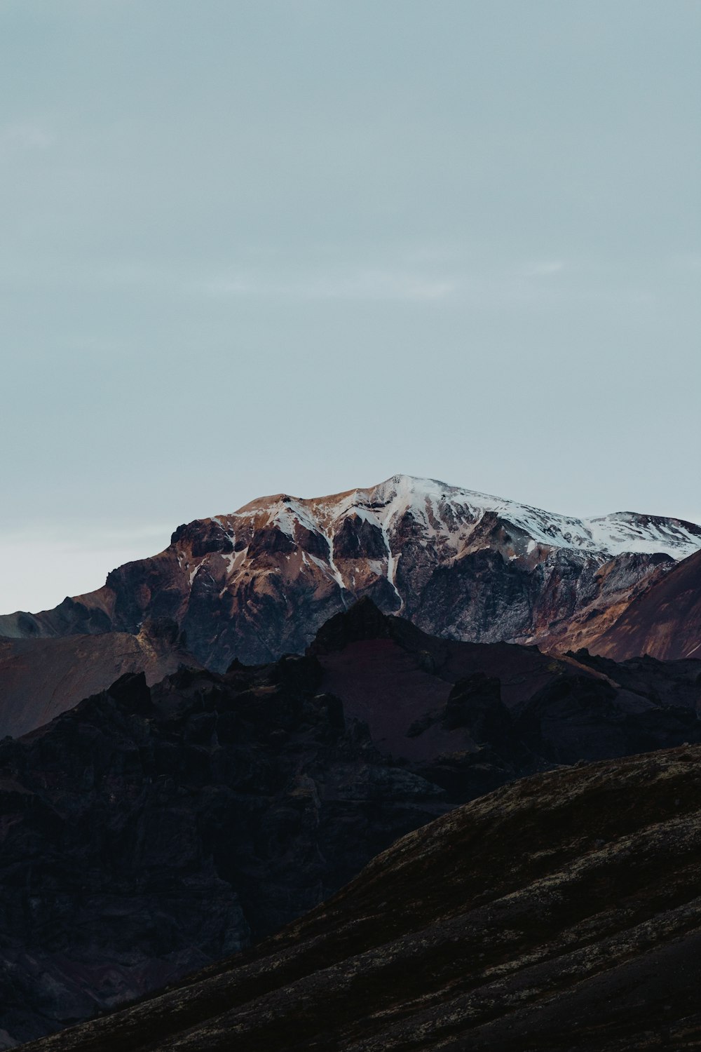 ein Berg mit Schnee auf der Spitze