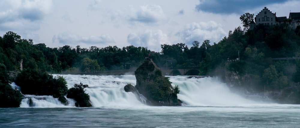 una cascada con un castillo al fondo